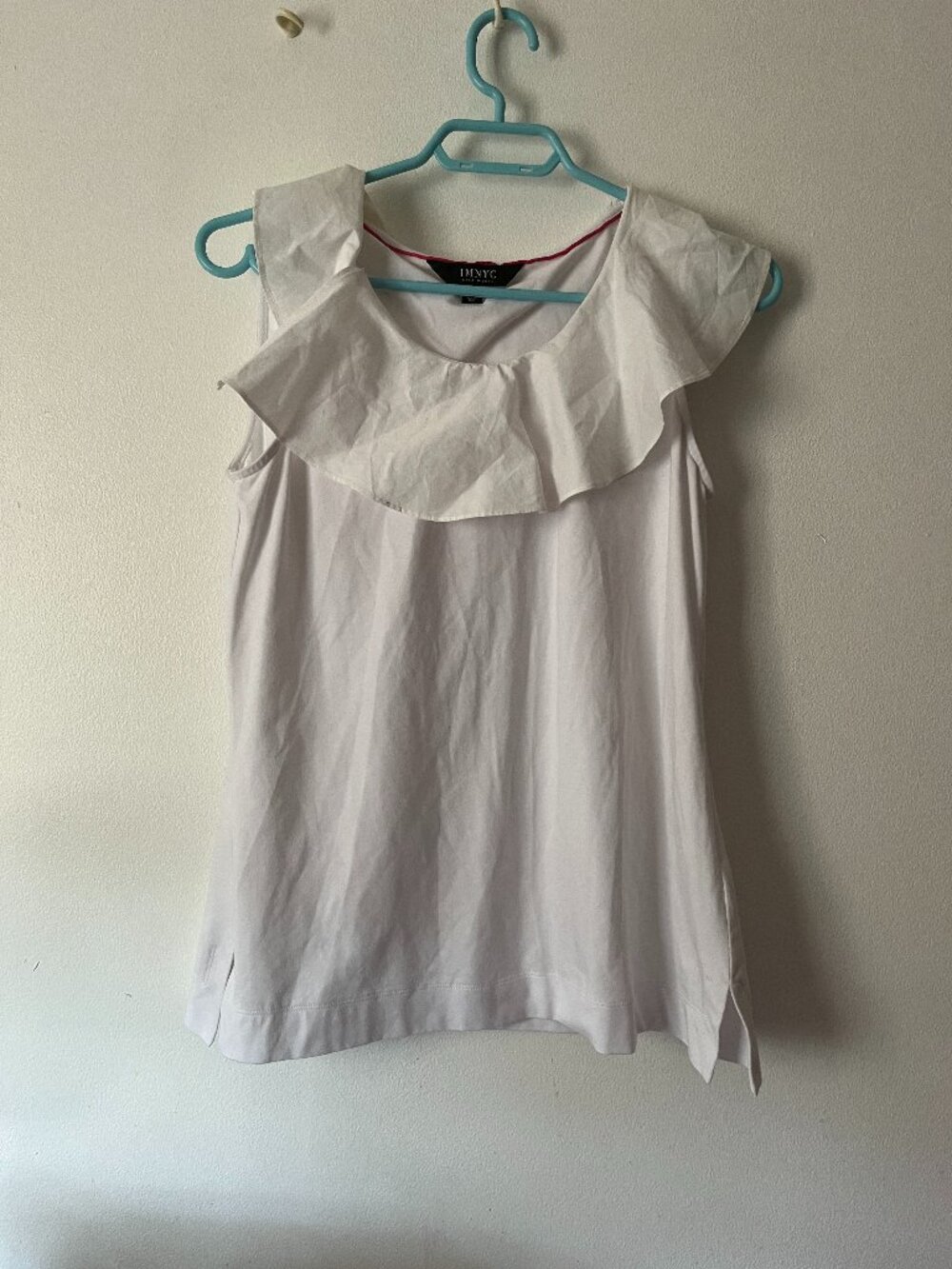 Stylish ruffle white Thank Top In good condition, size small fromIM NYC